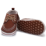 کفش نوزادی پسرانه طرح مخمل گلدوزی قهوه‌ای کوکالو Cocalo